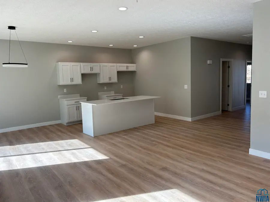 2412 Hinrich Ct, Sioux City, IA 51103 - Image #2