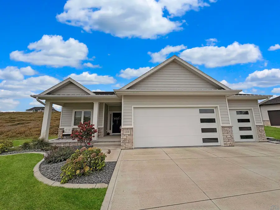 1219 Blackhawk Ct, Hinton, IA 51024 - Image #2