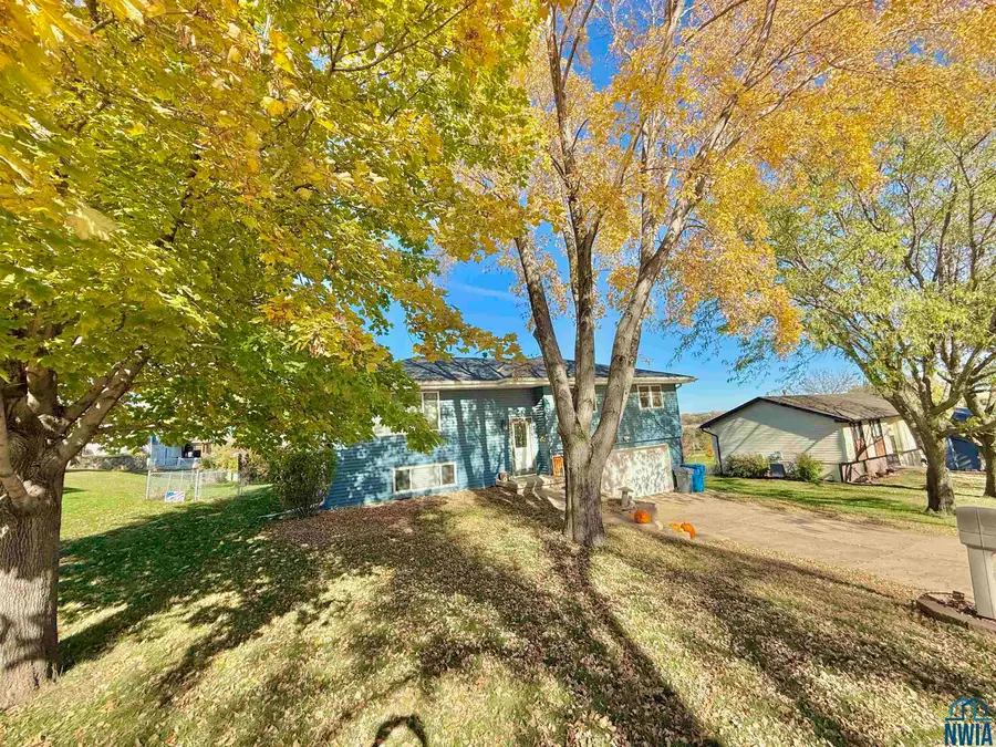 525 TITAN RD, Hinton, IA 51024 - Image #2