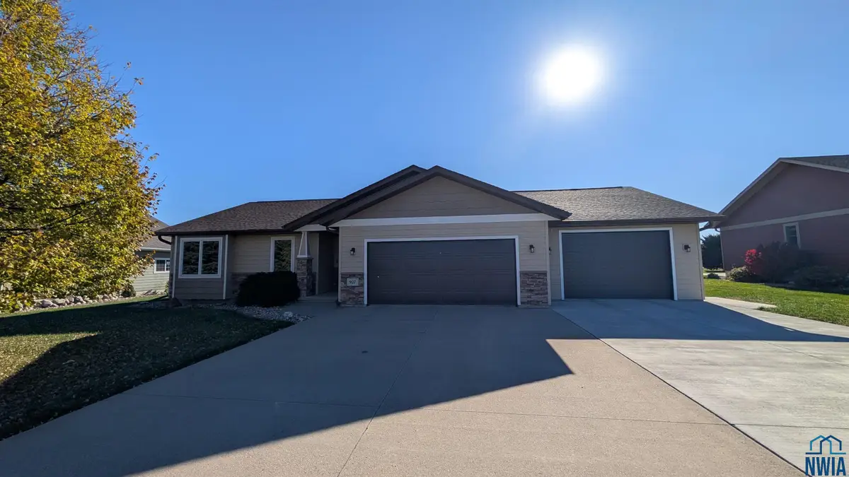 927 16TH ST SE, Sioux Center, IA 51250 - Image #1