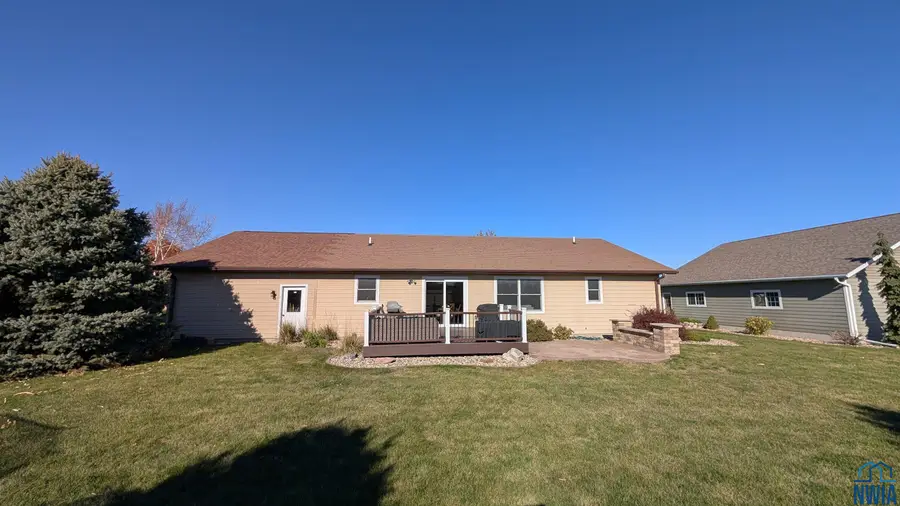 927 16TH ST SE, Sioux Center, IA 51250 - Image #3