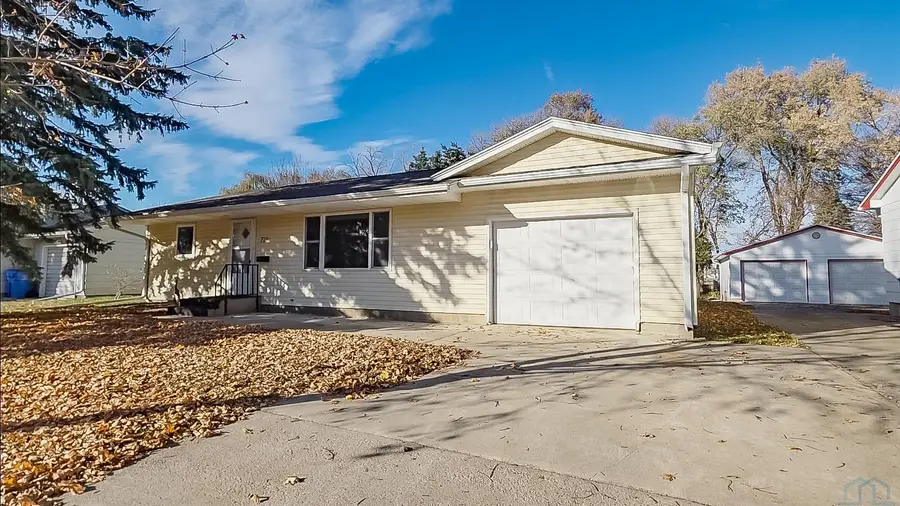 721 W Clark, Vermillion, SD 57069 - Image #3