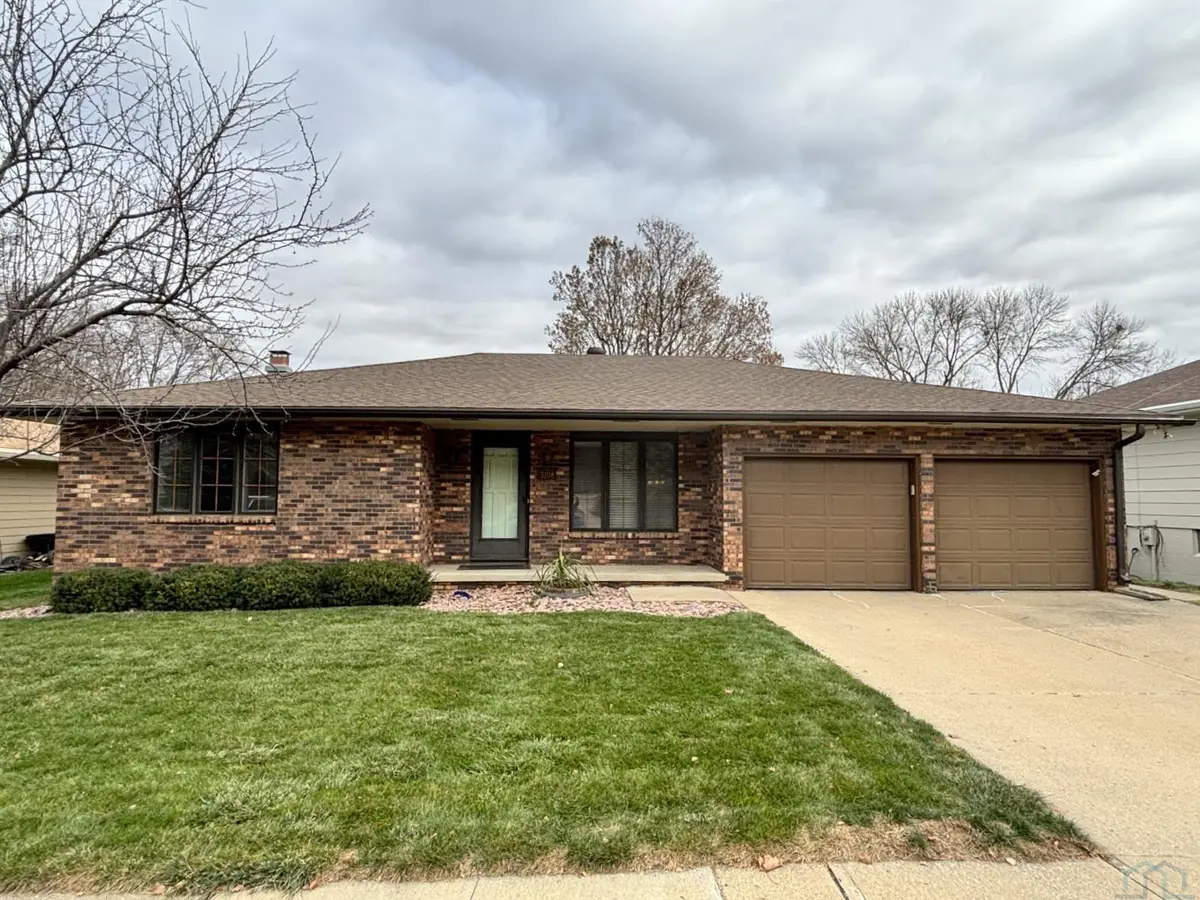 3108 S Cedar St, Sioux City, IA 51106 - Image #1