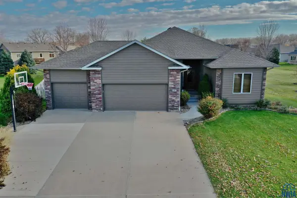 695 MEADOWLARK CIR, Dakota Dunes, SD 57049