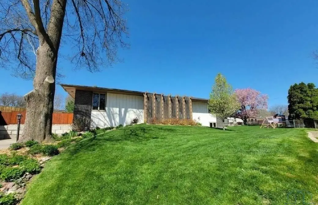 2701 Sunnyside Ct, Sioux City, IA 51106 - Image #1