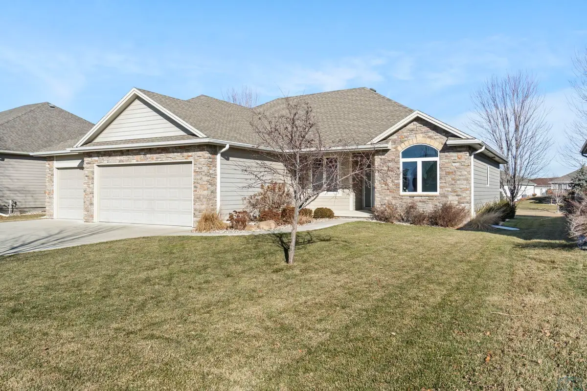 477 E Pinehurst Trail, Dakota Dunes, SD 57049 - Image #1