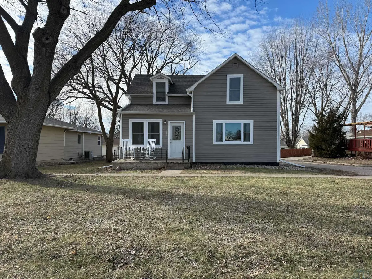 212 Arizona Ave NW, Orange City, IA 51041 - Image #1