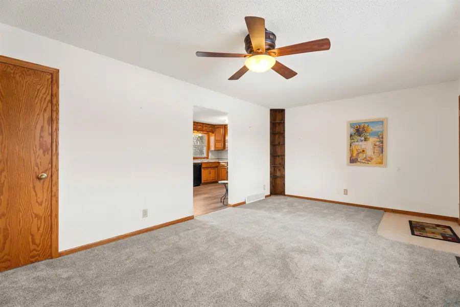 18 Walker, Vermillion, SD 57069 - Image #2