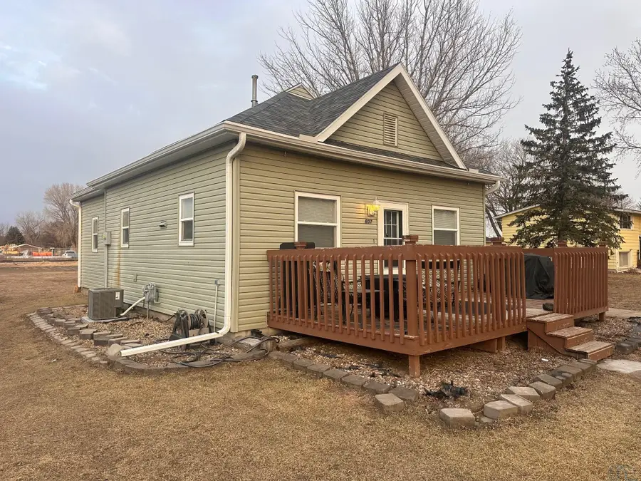 607 E PLEASANT ST, Elk Point, SD 57025 - Image #2