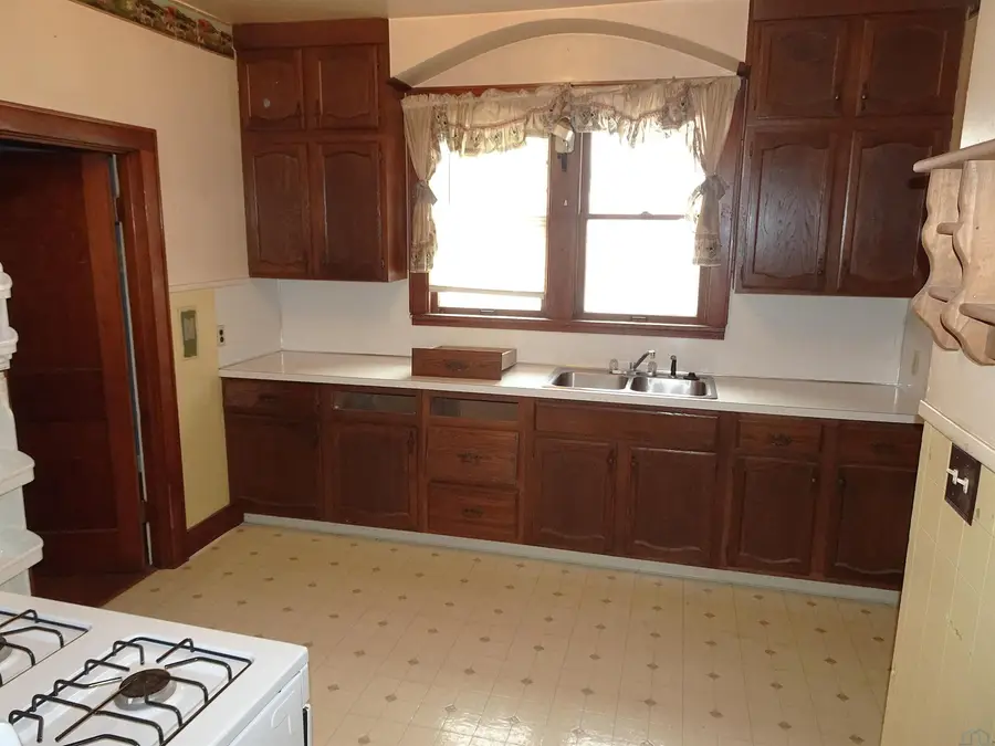 1218 Iselin Avenue, Sheldon, IA 51201 - #2