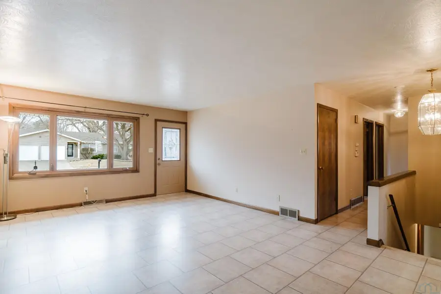 3323 Lancelot Ln, Sioux City, IA 51106 - #3