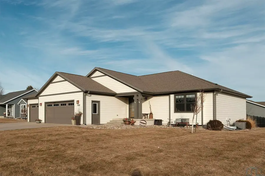 1682 5th Ave SE, Sioux Center, IA 51250 - #2