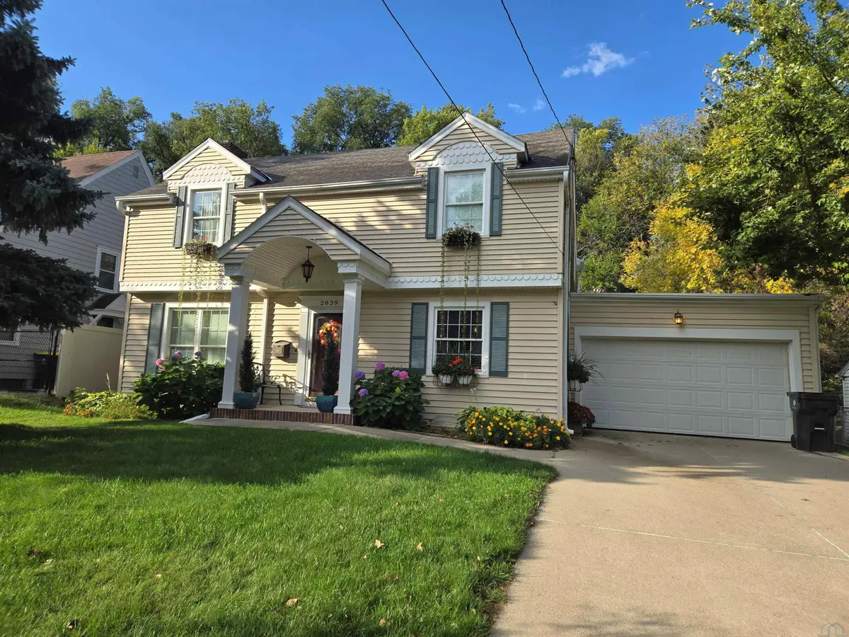 2839 Valley Dr, Sioux City, IA 51104 - #1