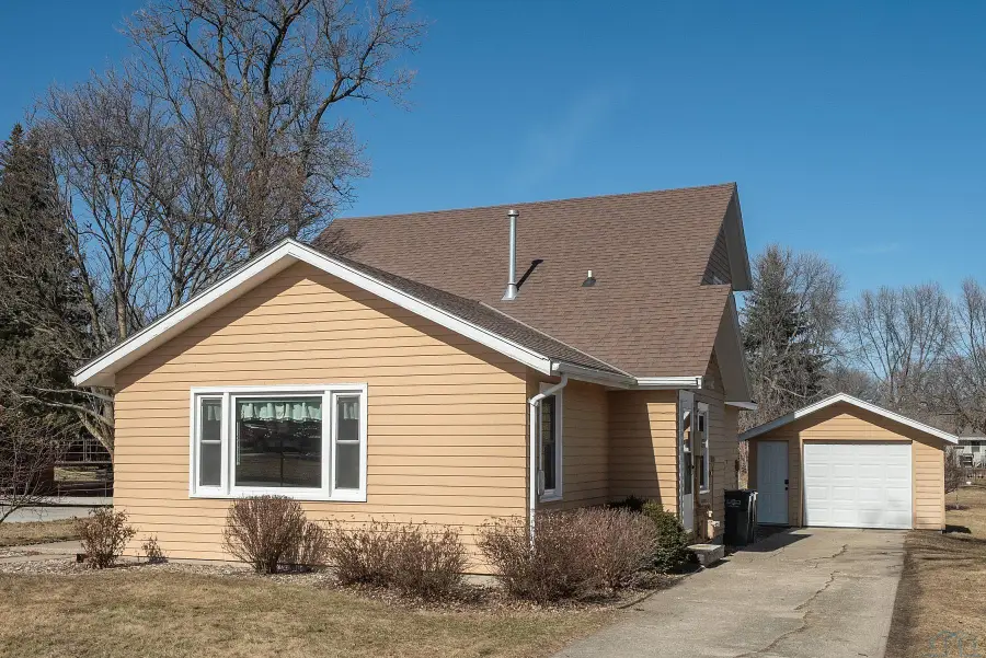 409 2ND ST SE, Orange City, IA 51041 - #2
