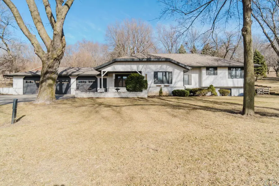 2811 MEMORIAL DR, Sioux City, IA 51103 - #2