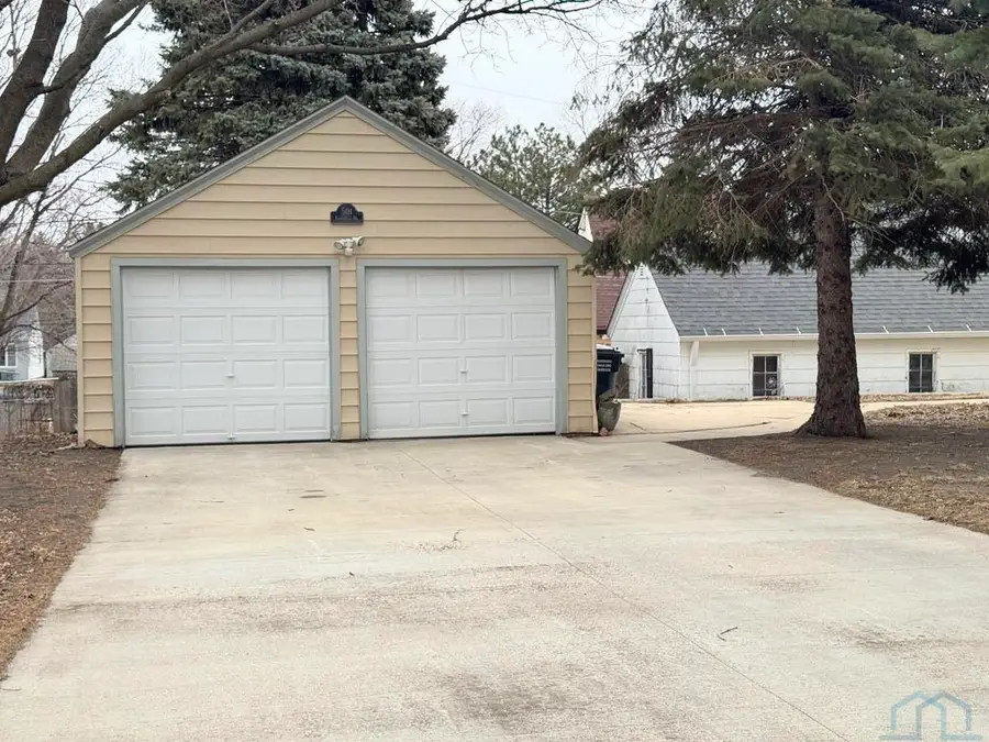 501 Larchwood Dr, Storm Lake, IA 50588 - #3