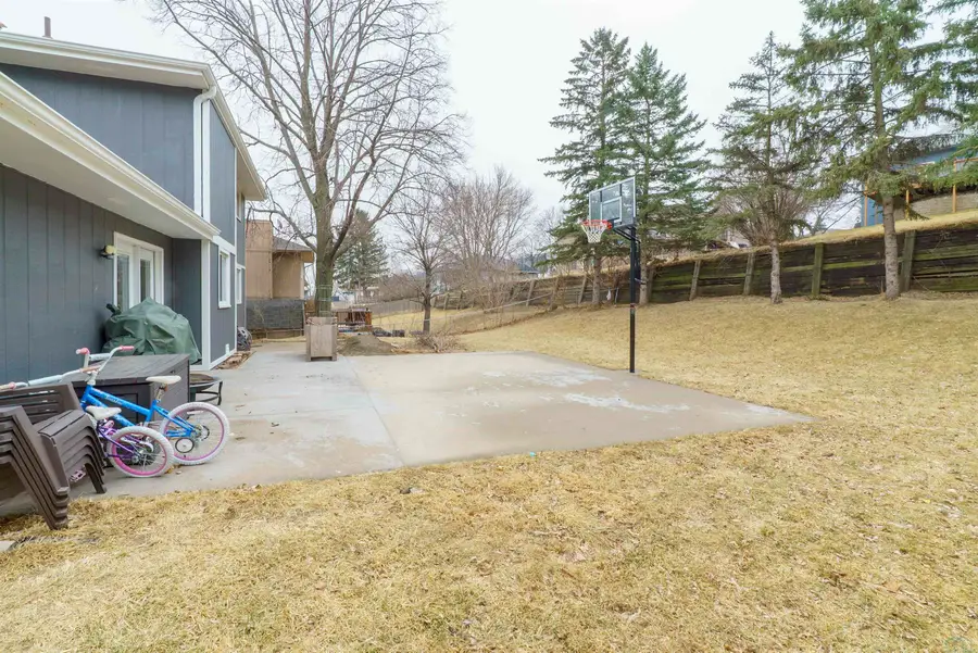 2426 MOHAWK DR, Sioux City, IA 51104 - #2