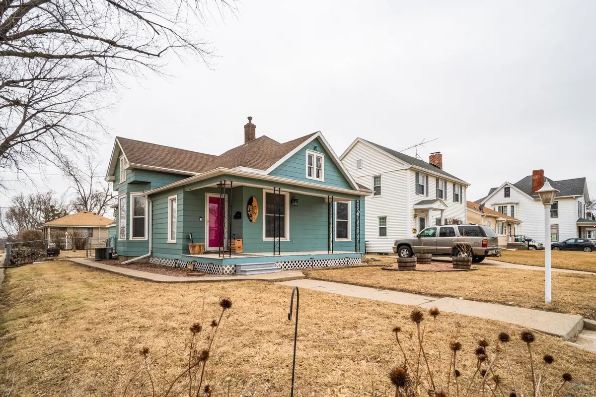 3736 6TH AVE, Sioux City, IA 51106 - #1