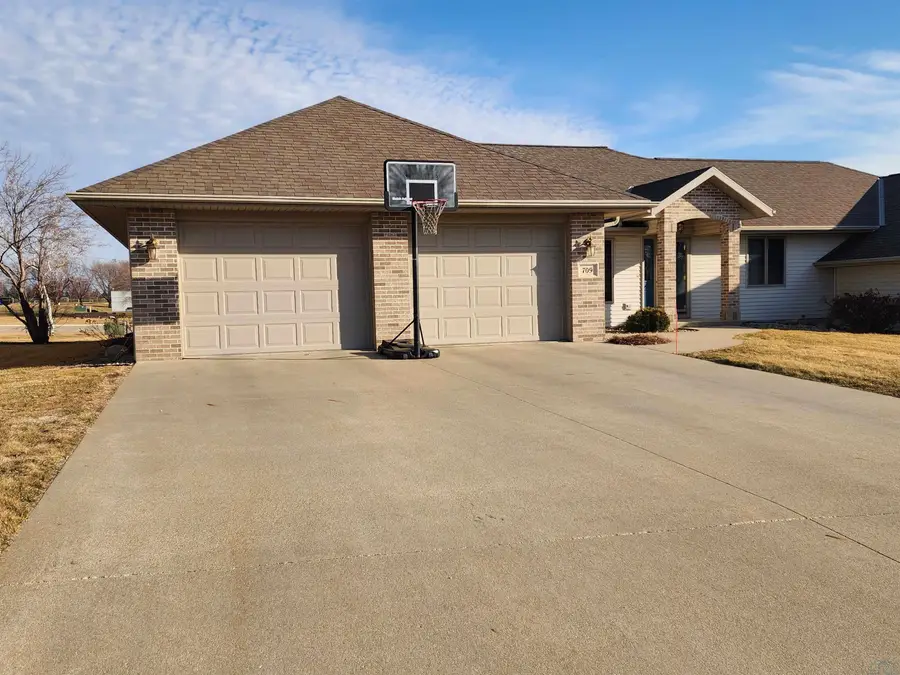 709 9th St SE, Orange City, IA 51041 - #2