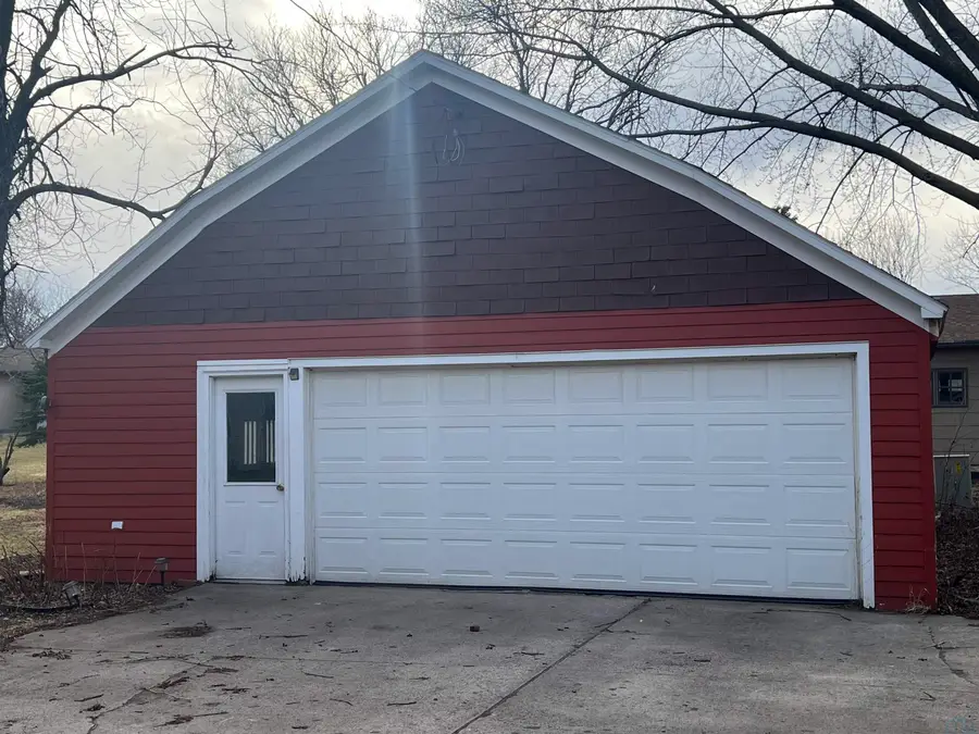 320 DELAWARE AVE SW, Orange City, IA 51041 - #3