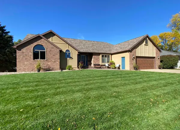 811 E Valley Dr, LeMars, IA 51031