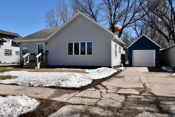 210 4th St, Sibley, IA 51249