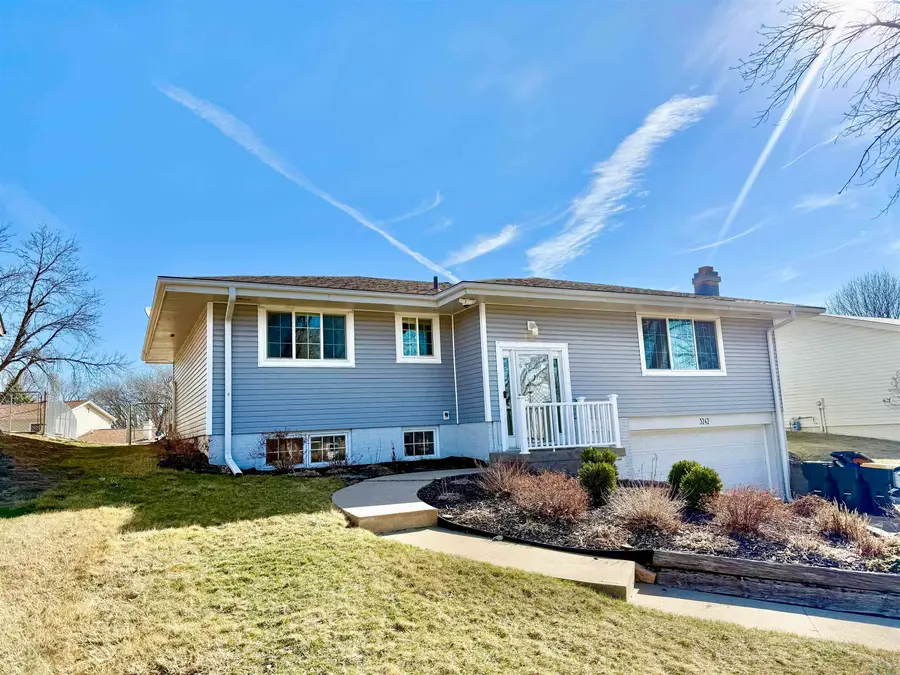 3242 CHEYENNE BLVD, Sioux City, IA 51104 - #3