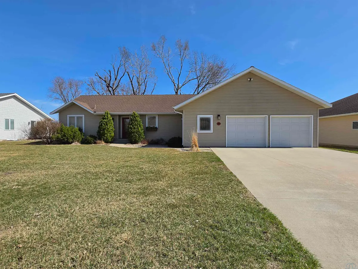 305 Juneau Ave SE, Orange City, IA 51041 - #1