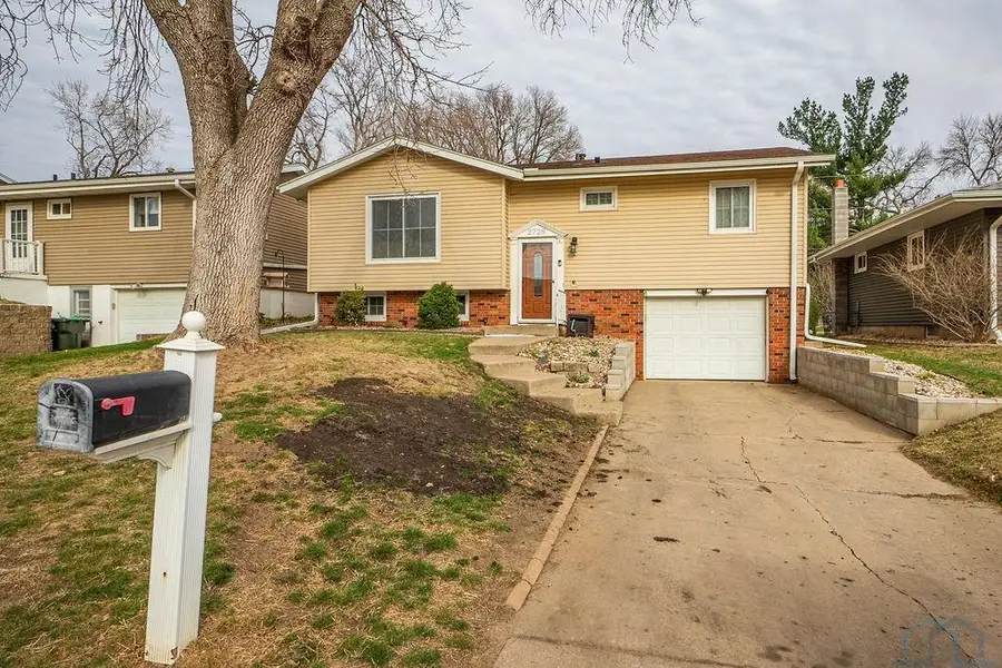 2728 So. Paxton, Sioux City, IA 51106 - #2