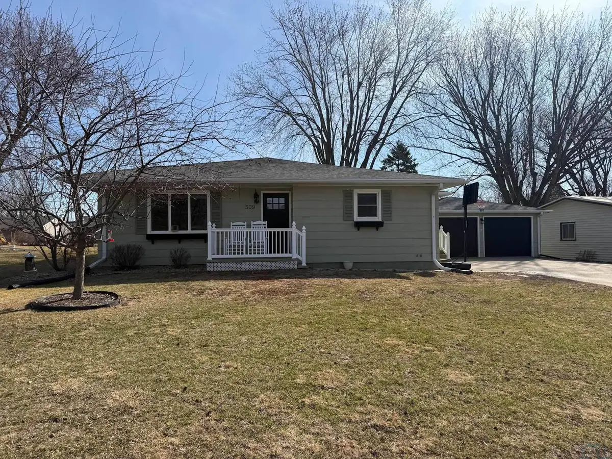 509 Iowa Ave SW, Orange City, IA 51041 - #1