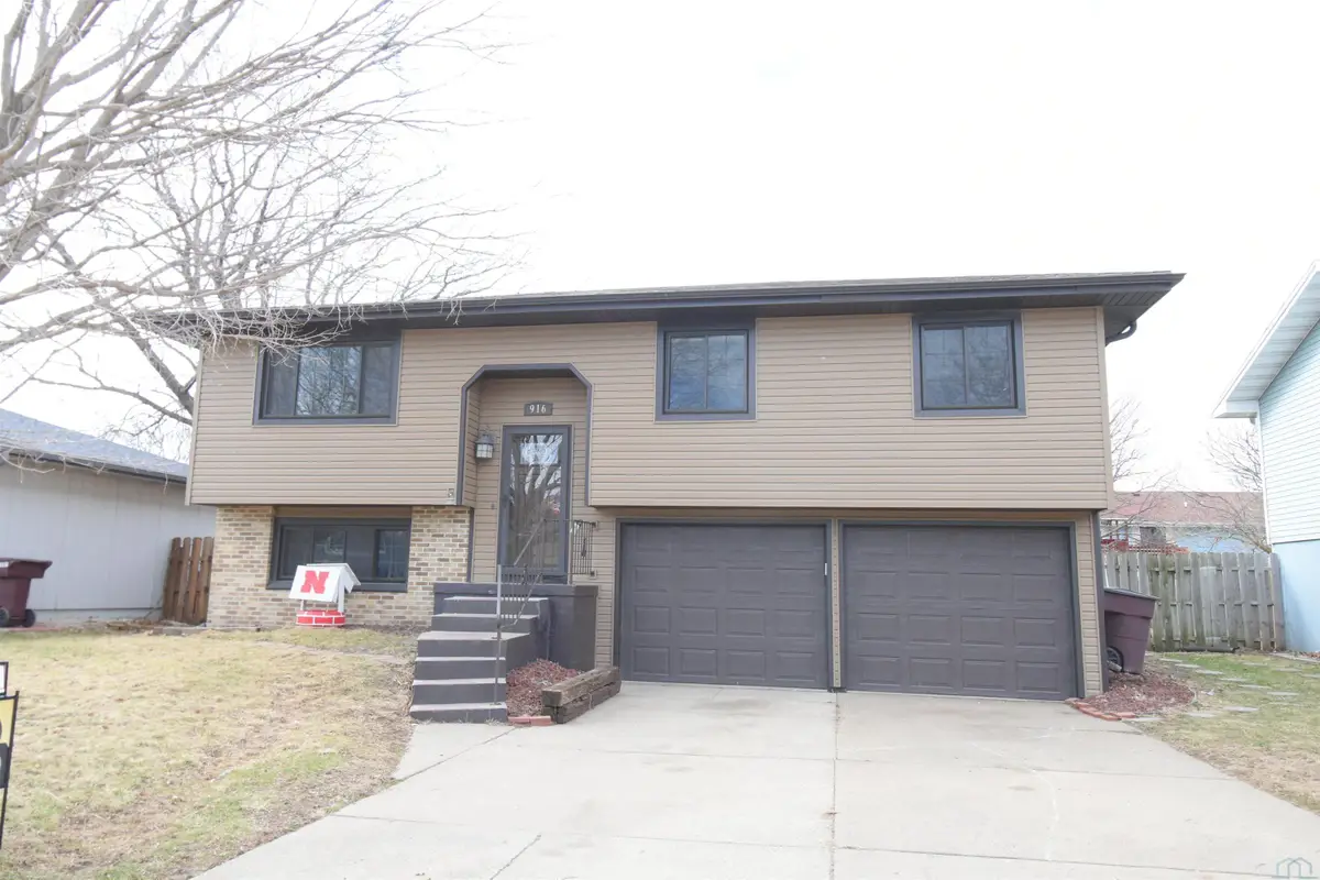 916 Pine St, South Sioux City, NE 68776 - #1