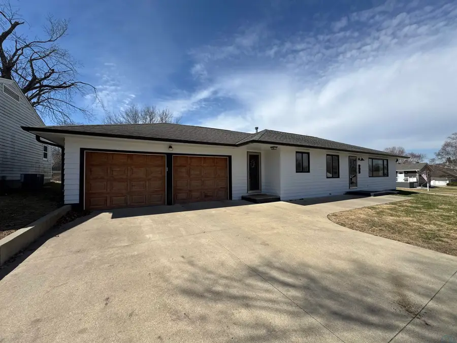 204 IOWA AVE SW, Orange City, IA 51041 - #3