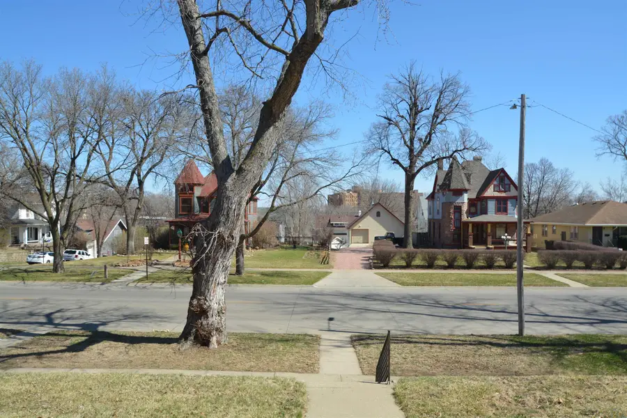 2219 Jackson St, Sioux City, IA 51104 - #2