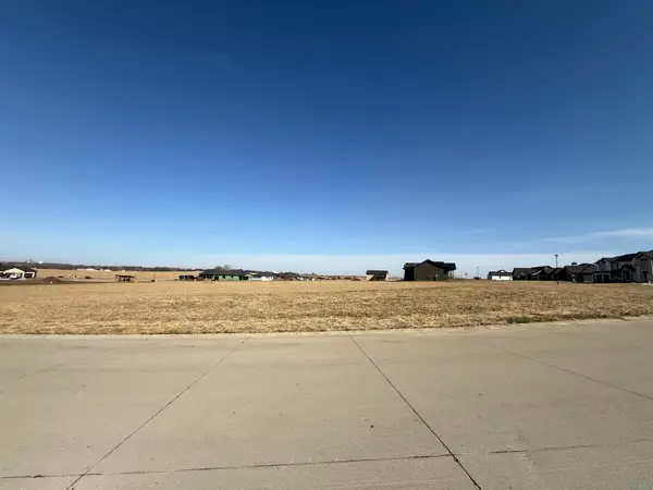 1688 Highland Hills, Sioux Center, IA 51250