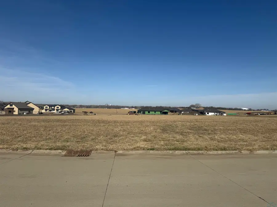 1688 Highland Hills, Sioux Center, IA 51250 - #3