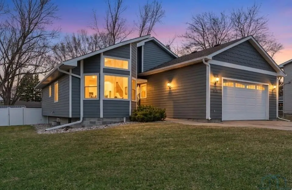 1129 Ridgecrest Dr, Vermillion, SD 57069 - #1