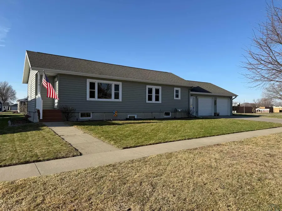 110 5th St NE, Orange City, IA 51041 - #2