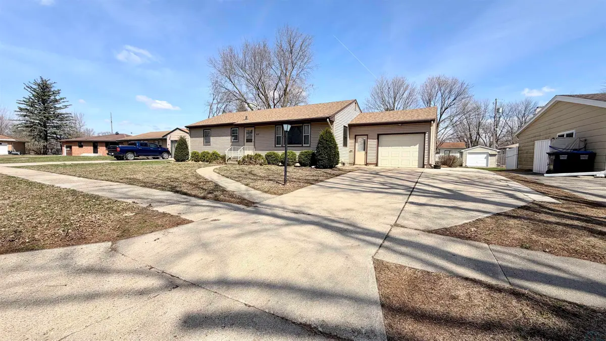 915 PLEASANTVIEW DR, Storm Lake, IA 50588 - #1