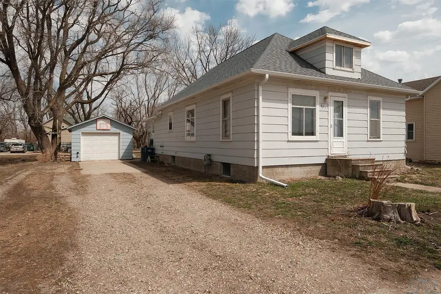 611 E 10th St, Alton, IA 51003 - #2