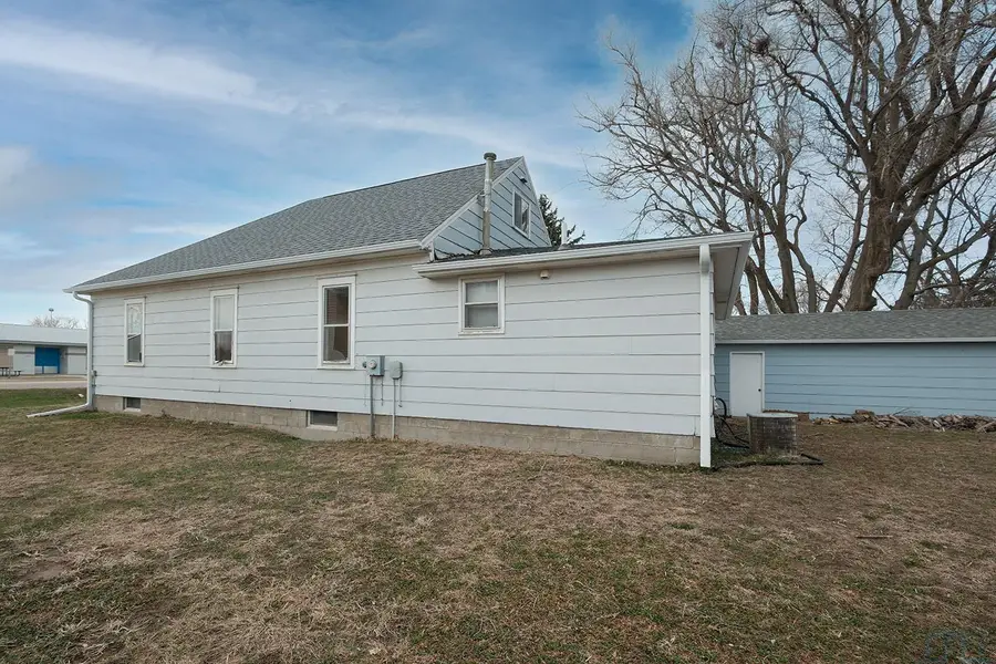 611 E 10th St, Alton, IA 51003 - #3