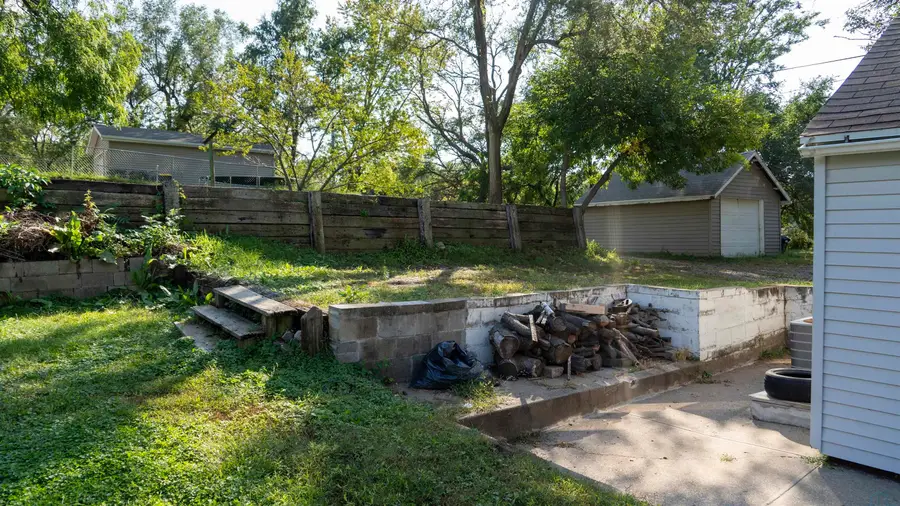 1513 S FAIRMOUNT ST, Sioux City, IA 51106 - #2