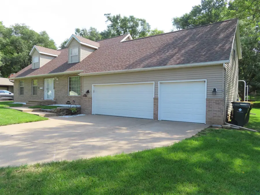 3326 Pierce Street, Sioux City, IA 51104 - #3
