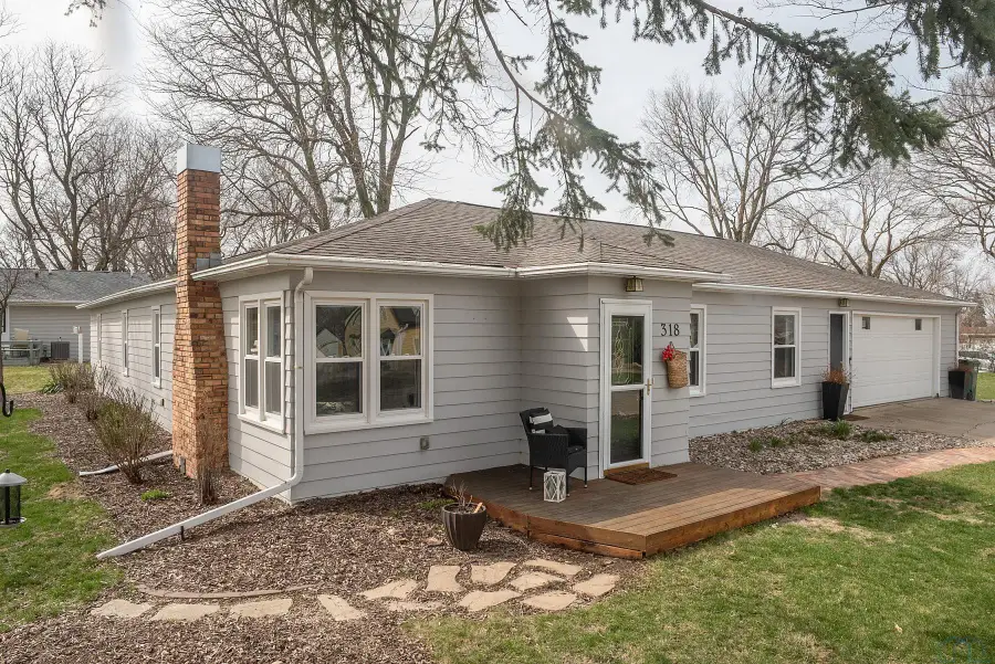 318 FRANKFORT AVE NE, Orange City, IA 51041 - #2