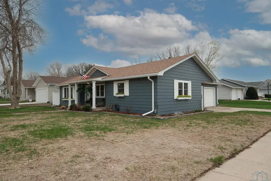 522 Delaware Ave NW, Orange City, IA 51041 - #2