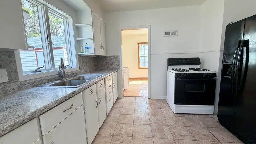 711 BARTON ST, Storm Lake, IA 50588 - #2