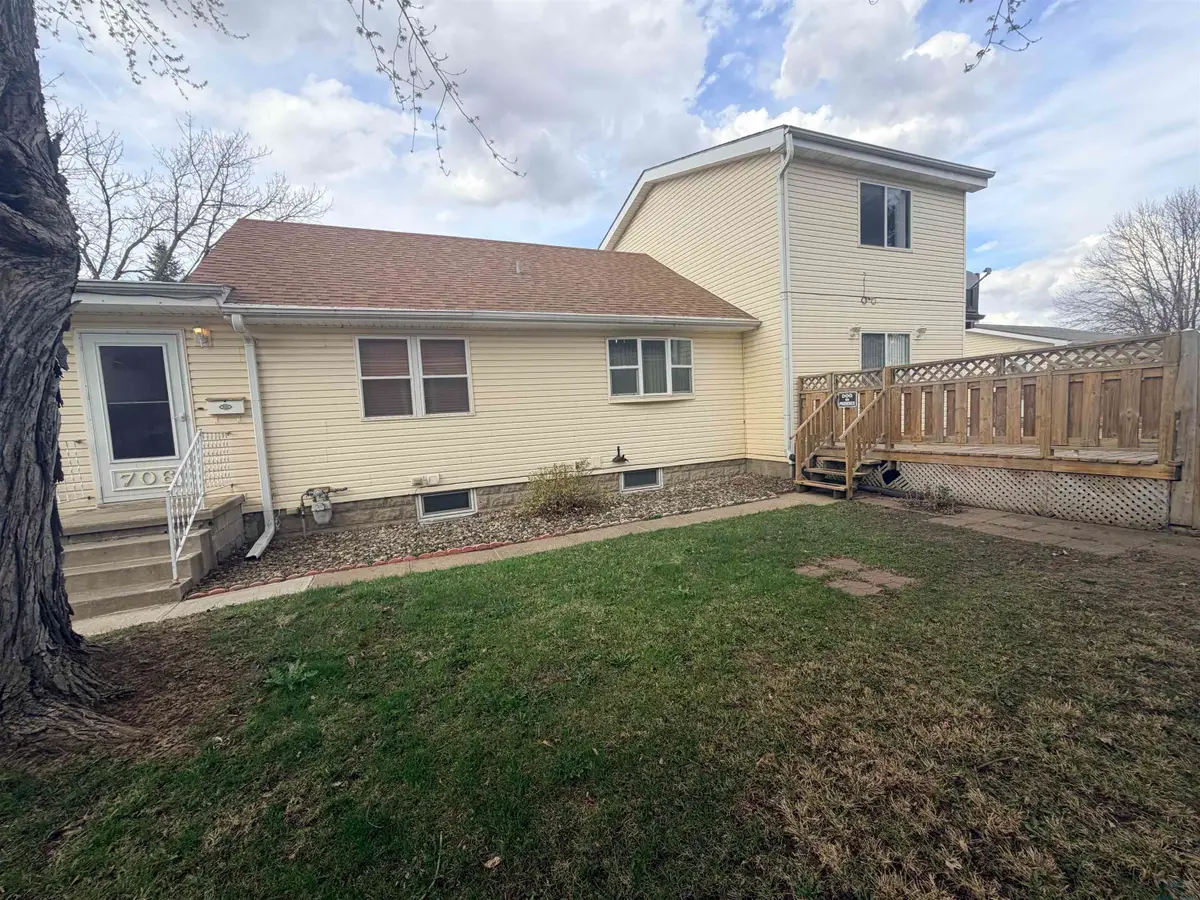 706 S Westcott St, Sioux City, IA 51106 - #1