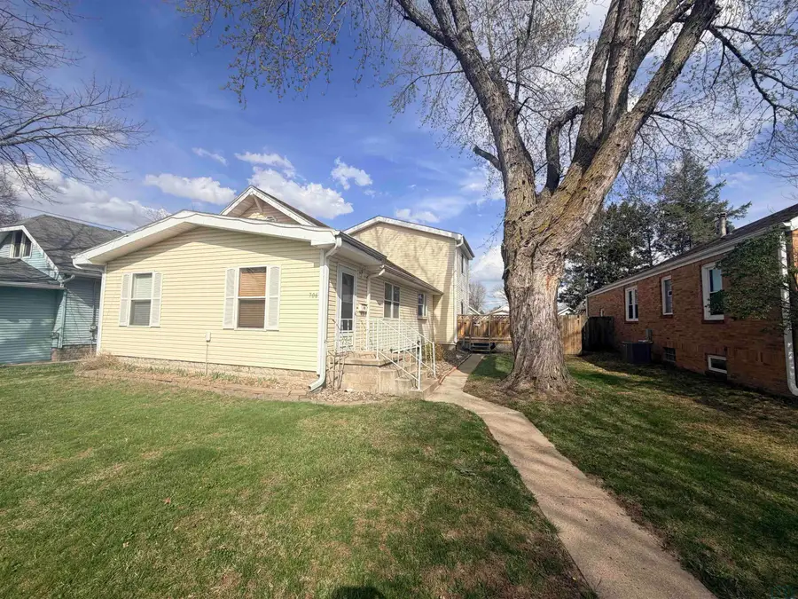 706 S Westcott St, Sioux City, IA 51106 - #3