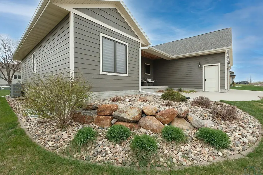 935 8th Avenue SE, Sioux Center, IA 51250 - #2
