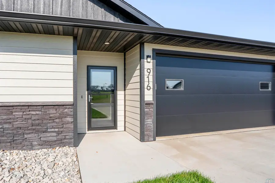 916 Park Lane, Le Mars, IA 51031 - #2