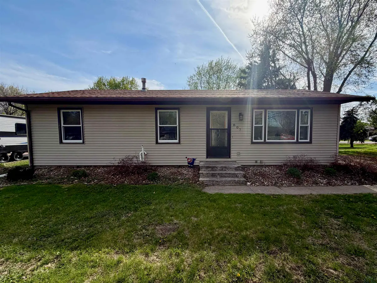 807 Esther St, Jefferson, SD 57038 - #1